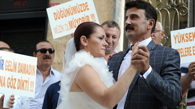 Gelin ve damat, cenaze müziğiyle dans etti!..