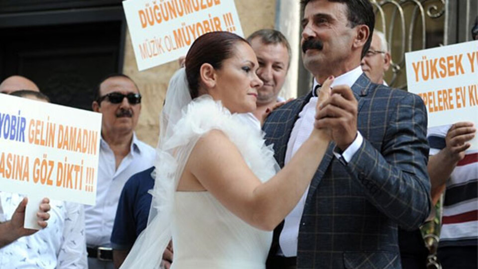 Gelin ve damat, cenaze müziğiyle dans etti!..