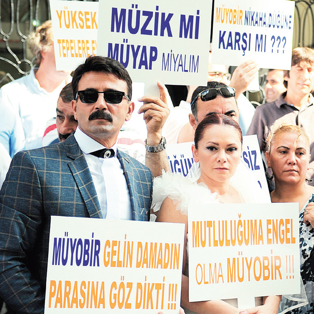 Gelin ve damat, cenaze marşı eşliğinde dans etti