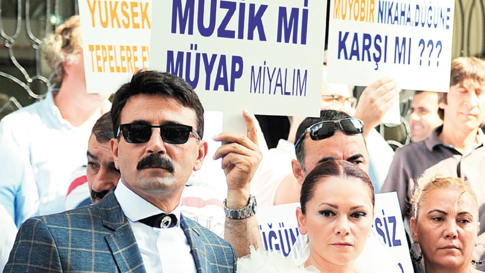 Gelin ve damat, cenaze marşı eşliğinde dans etti