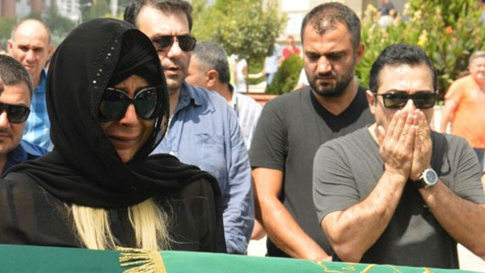 Eşini son yolculuğuna uğurladı