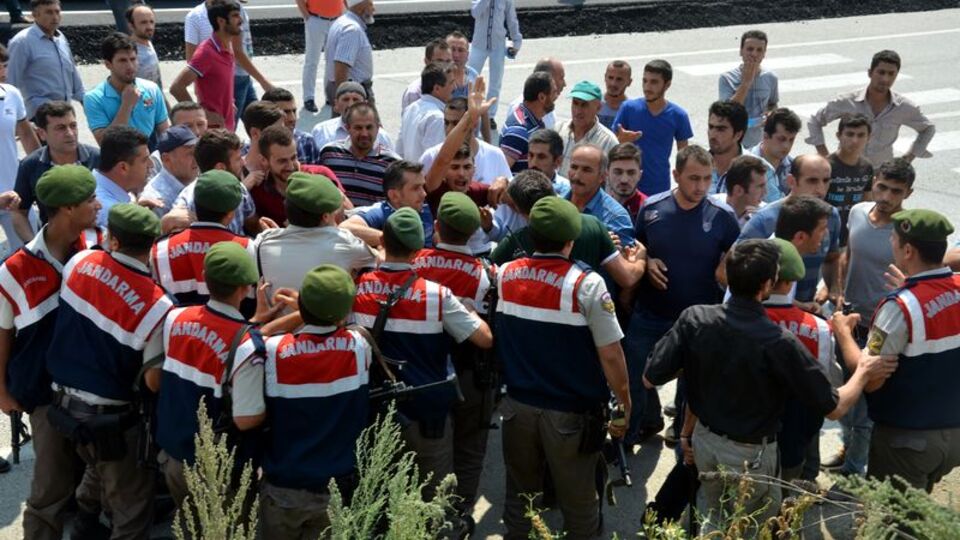 Üst geçit isteyen köylüler yolu trafiğe kapattı