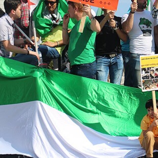 Suriyeli muhaliflerden AB önünde protesto!