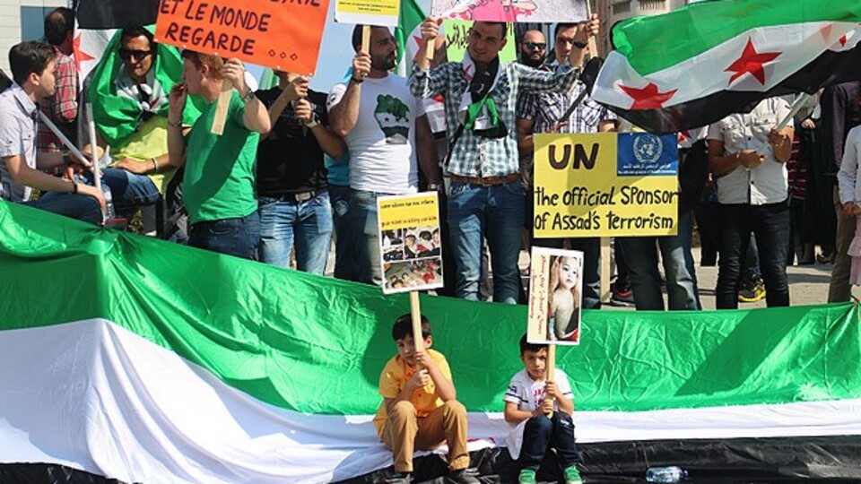 Suriyeli muhaliflerden AB önünde protesto!