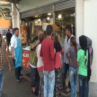 Suriyeli 35 çocuğa döner ısmarladı