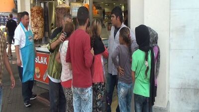 Suriyeli 35 çocuğa döner ısmarladı