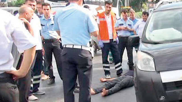 Önce bariyere, daha sonra taksiye çarptı