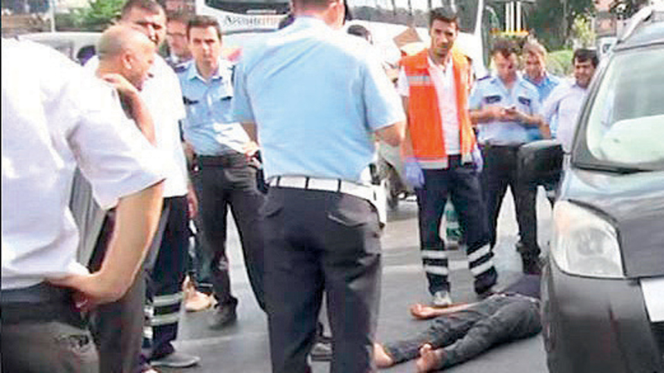 Önce bariyere, daha sonra taksiye çarptı