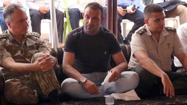 Sahte komutan şehit evinde gerçek komutanlarla oturmuş!