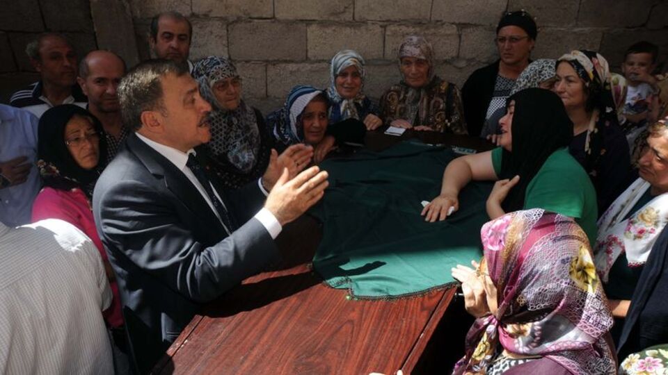 Hopa'daki selde hayatını kaybeden 3 kişi toprağa verildi