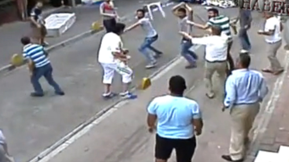 İrlandalı turist Aksaray esnafını tek başına dövdü!