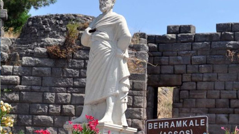 Ünlü filozofun heykeline saldırı!