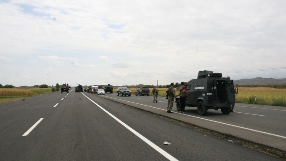 Iğdır'da polis servisine saldırı: 1 polis yaralı!