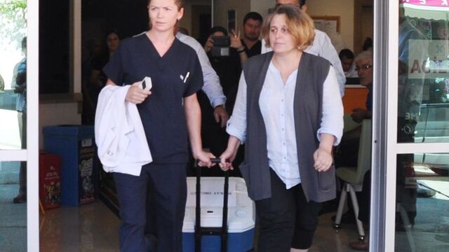 Eşinin kalbini öperek uğurladı