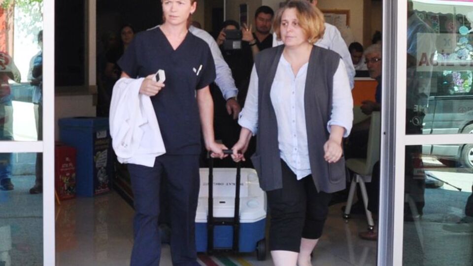 Eşinin kalbini öperek uğurladı