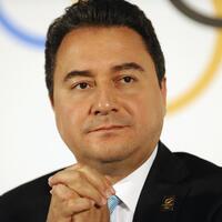 Babacan bayrağı o'na teslim etti
