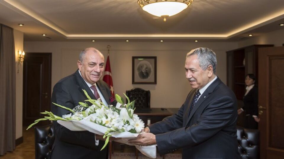 Bülent Arınç görevini Türkeş'e devretti