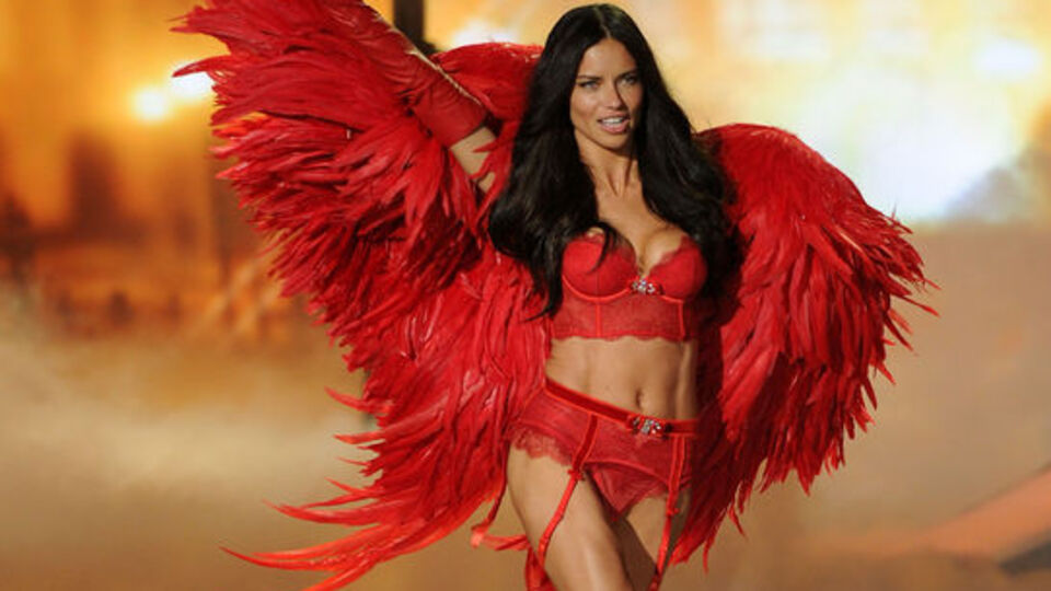 Bozkurt selamı veren Adriana Lima müsterih olsun