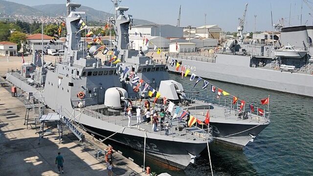 Askeri gemiler halkın ziyaretine açıldı