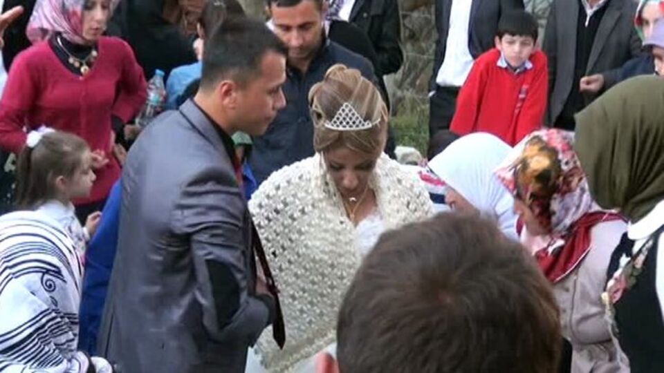 Gelin, herkesin gözü önünde bir anda yere yığıldı! Nedeni ise...