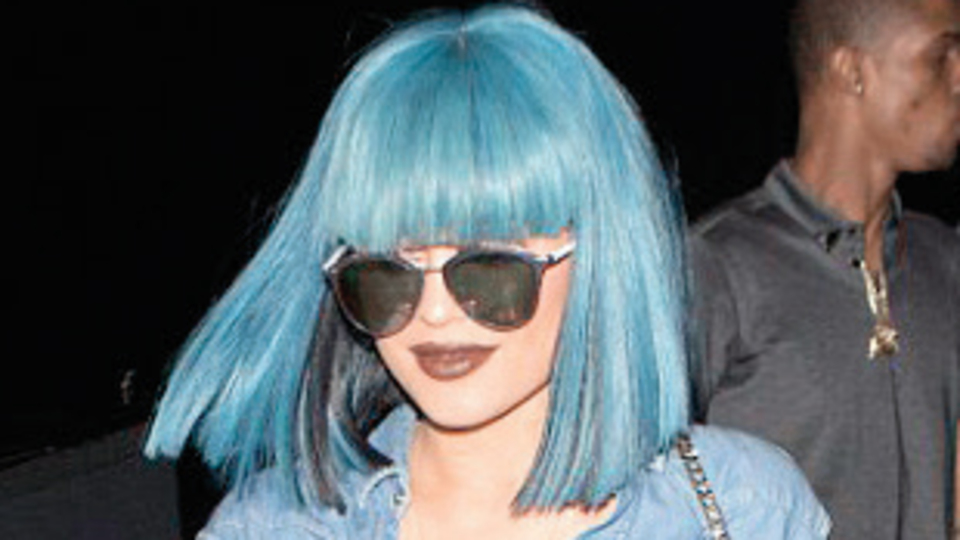 Mavi saçlı yırtık şortlu Kylie