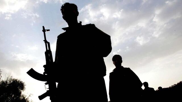 PKK'lılar ekmek taşıyan kamyoneti yaktı