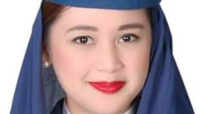 Filipinli hostes üniforması ile gömüldü