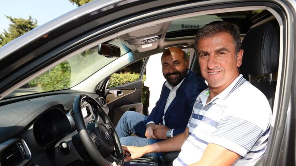 Hamzaoğlu'ya araba sürprizi