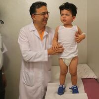 Böbreklerinden yaşından büyük taş çıkarıldı