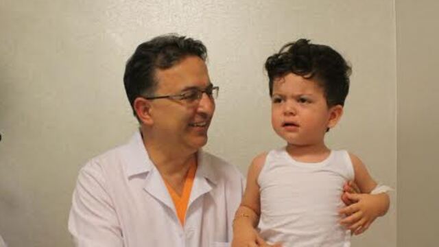 Böbreklerinden yaşından büyük taş çıkarıldı