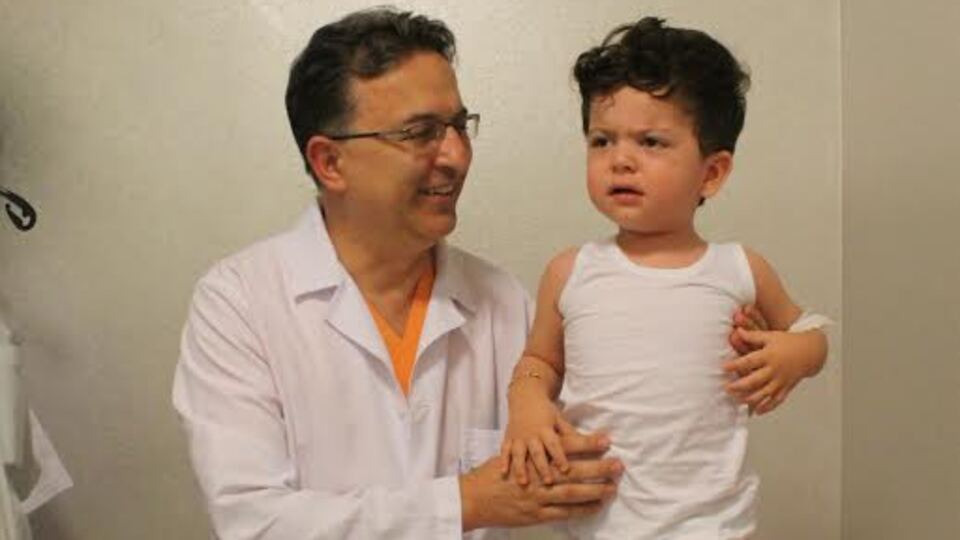 Böbreklerinden yaşından büyük taş çıkarıldı