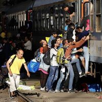 O ülkeden izin çıktı: Yaşama tutunmak için trenlere akın ettiler