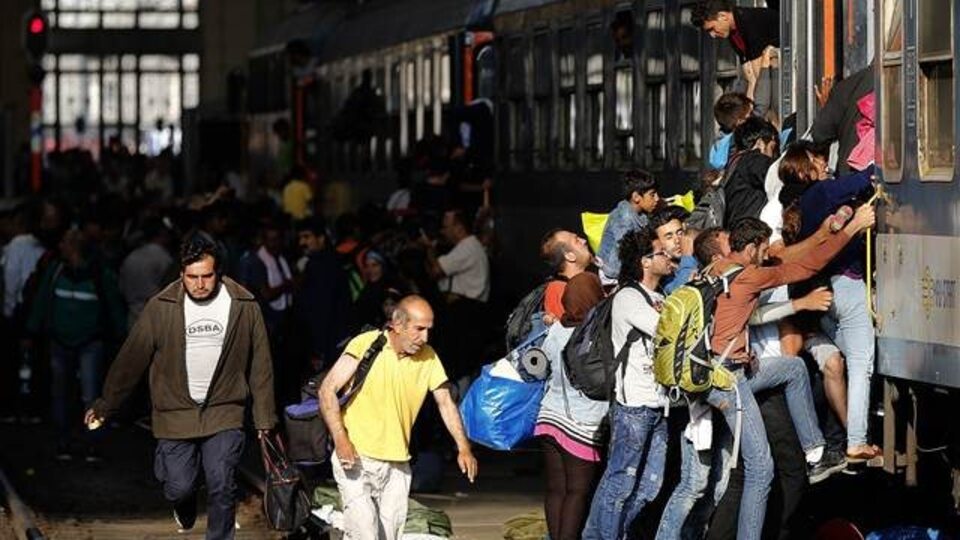 O ülkeden izin çıktı: Yaşama tutunmak için trenlere akın ettiler