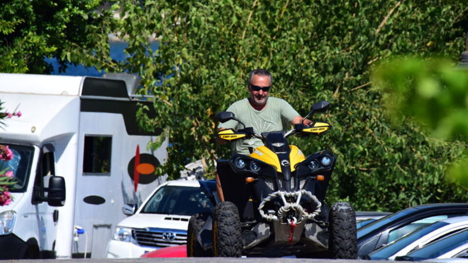 53'lük delikanlı ATV'yle tur attı