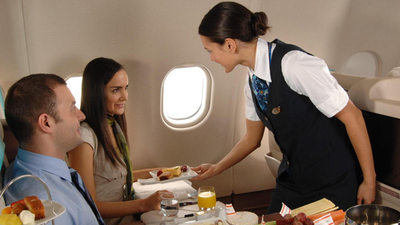 Uçakta fazla bekleyen yolcuya 'yeme-içme' hakkı!