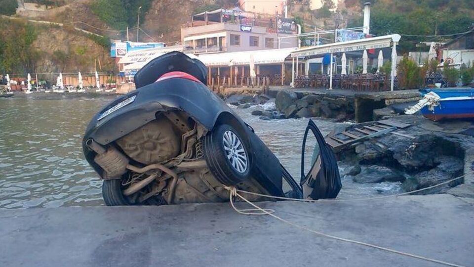 İstanbul'da akılalmaz olay! Arkadaşı denize itince...