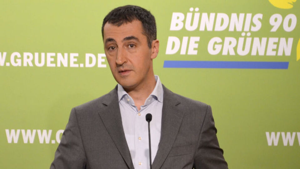 Cem Özdemir: PKK silahları kayıtsız şartsız bırakmalı