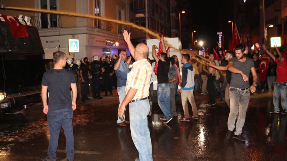 HDP binasına yürümek isteyen gruba polis müdahalesi