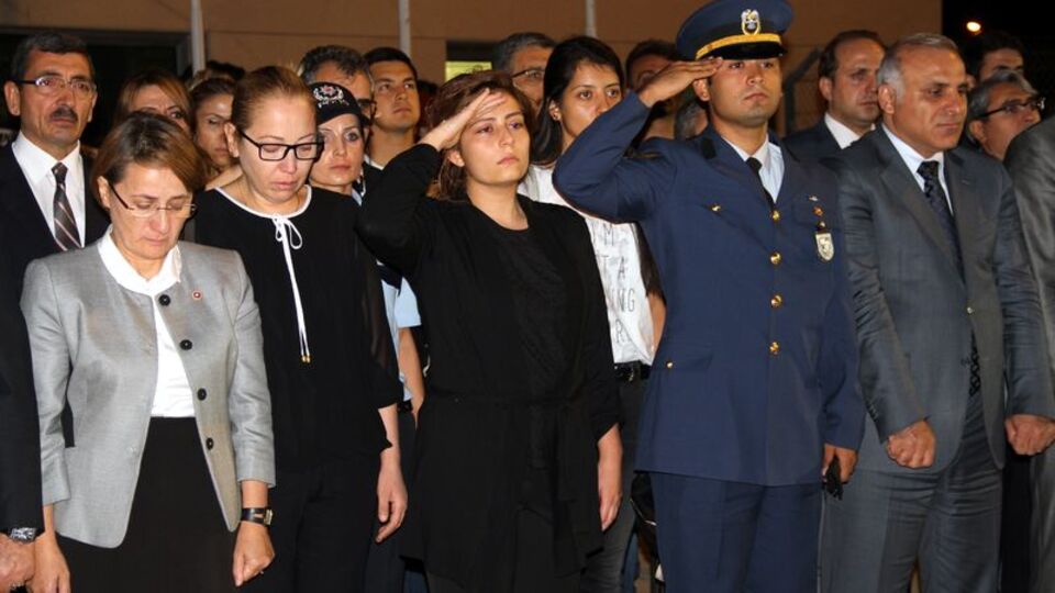 Babası gözü önünde şehit edildi! Selamlayarak uğurladı