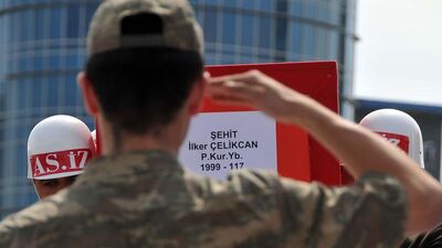 Bir an olsun başından ayrılmadı!