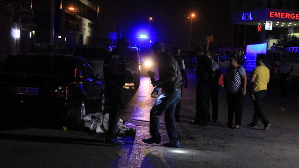 Hastane önünde kanlı kavga!