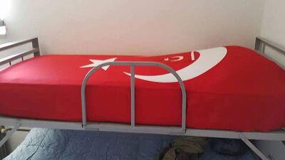 Dağlıca şehitlerinin yataklarına Türk bayrağı