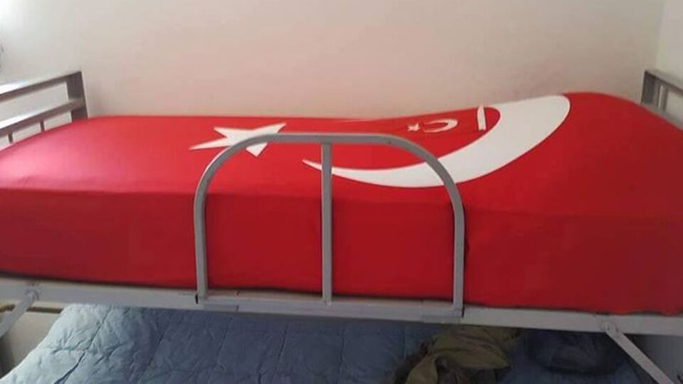Dağlıca şehitlerinin yataklarına Türk bayrağı