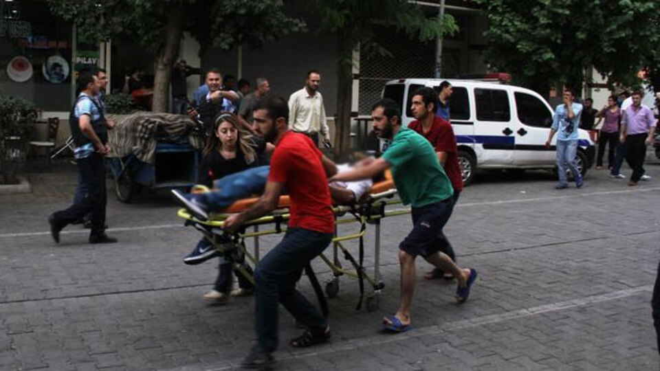 Diyarbakır'da hain saldırı! Polisler çorbacıda tarandı: 1 ölü