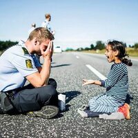 Danimarkalı polis mülteci çocukla oynadı, dünya bu kareyi konuştu!
