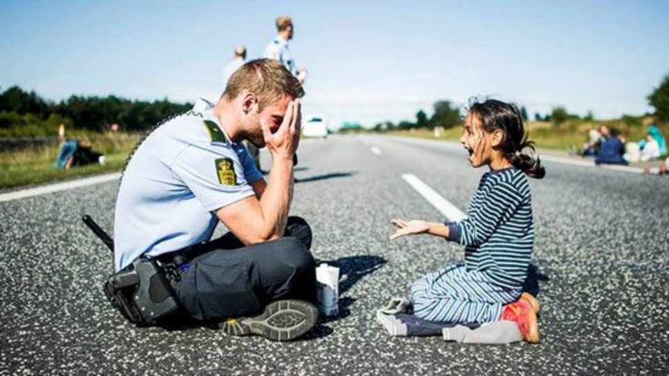Danimarkalı polis mülteci çocukla oynadı, dünya bu kareyi konuştu!