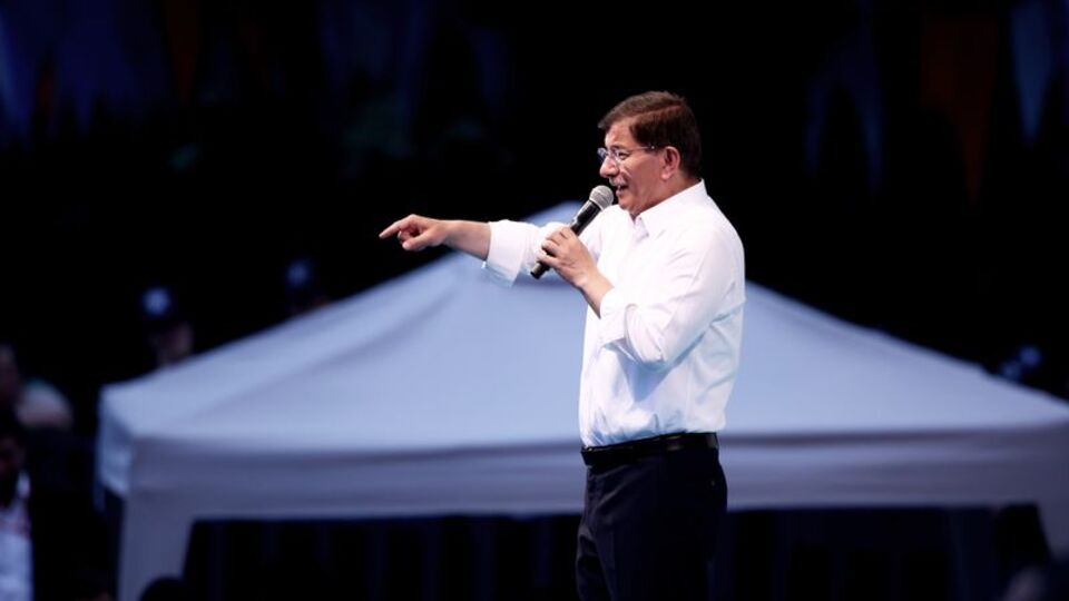 Davutoğlu tüm delegelerin oyuyla yeniden genel başkan!