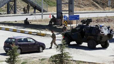 Teröristler yol kesti!