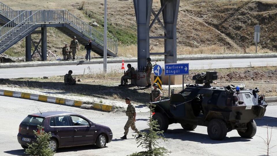 Teröristler yol kesti!