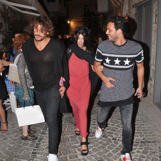Kırmızılı kadın Hande